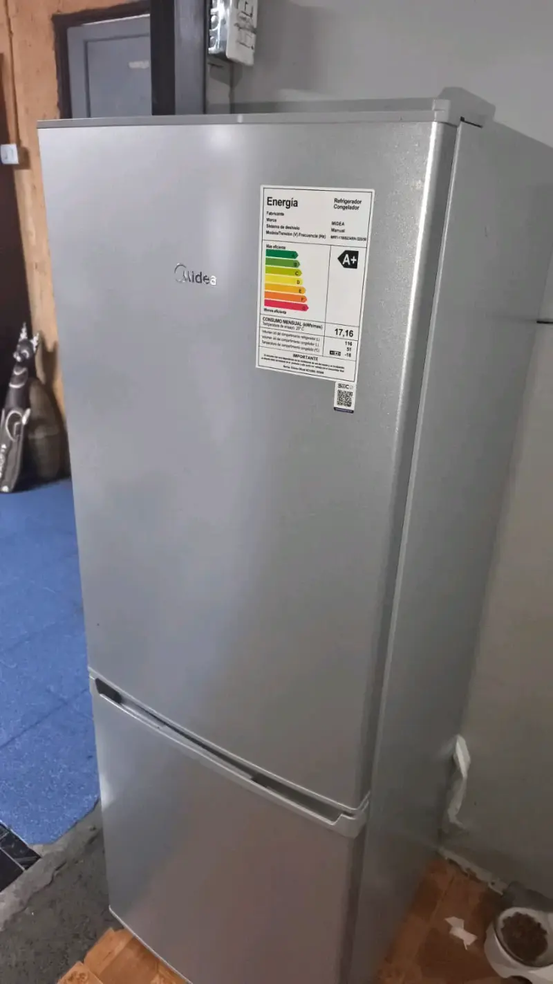 Refrigerador Midea de dos puertas en buen estado - 1