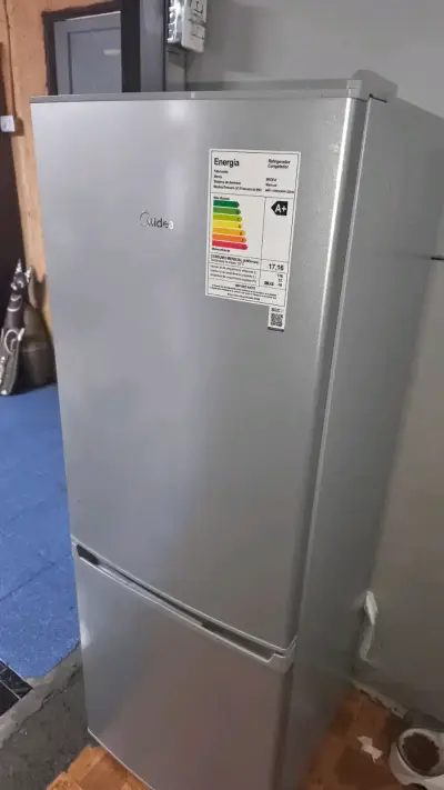 Refrigerador Midea de dos puertas en buen estado - miniatura 1