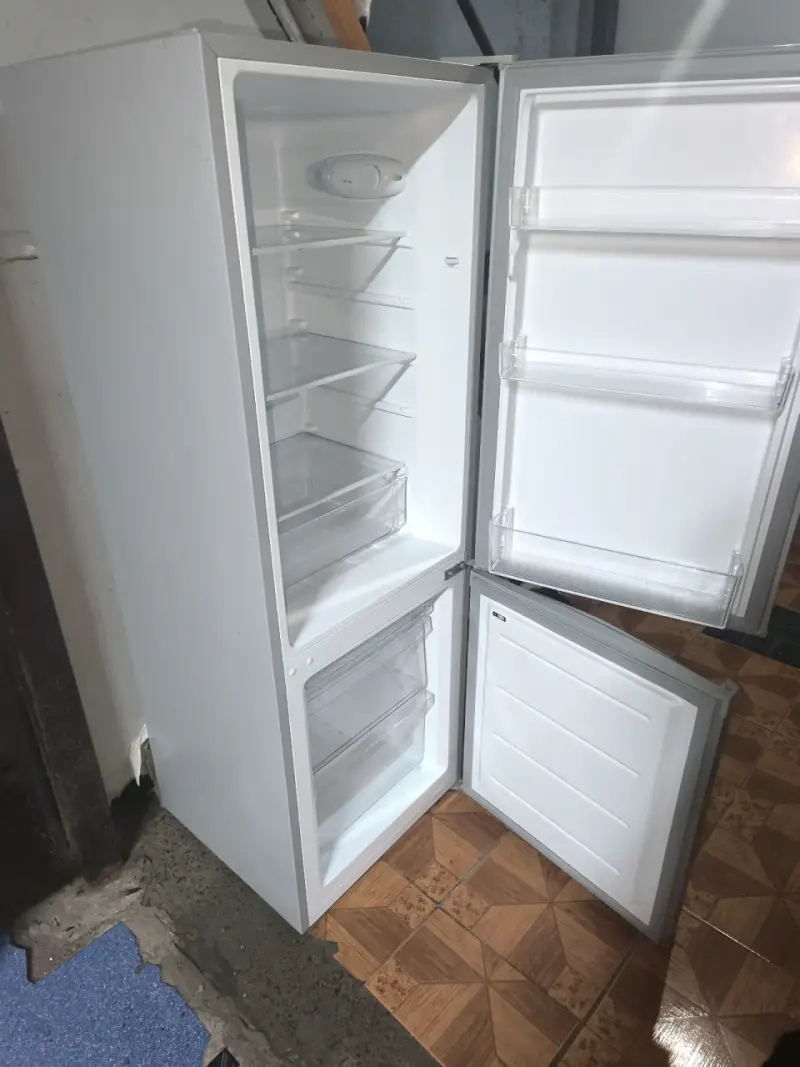 Refrigerador Midea de dos puertas en buen estado - 2