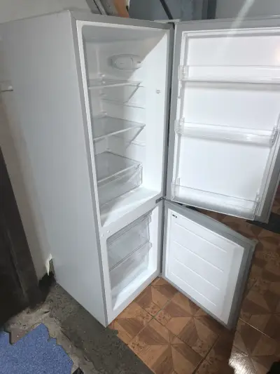 Refrigerador Midea de dos puertas en buen estado - miniatura 2