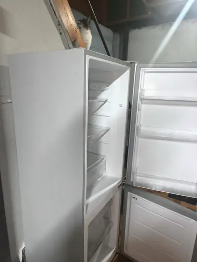Refrigerador Midea de dos puertas en buen estado - miniatura 3