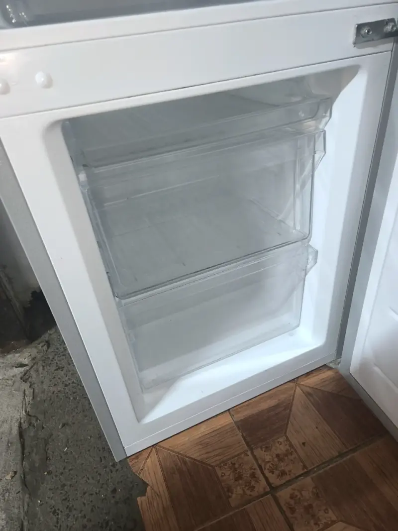 Refrigerador Midea de dos puertas en buen estado - 4