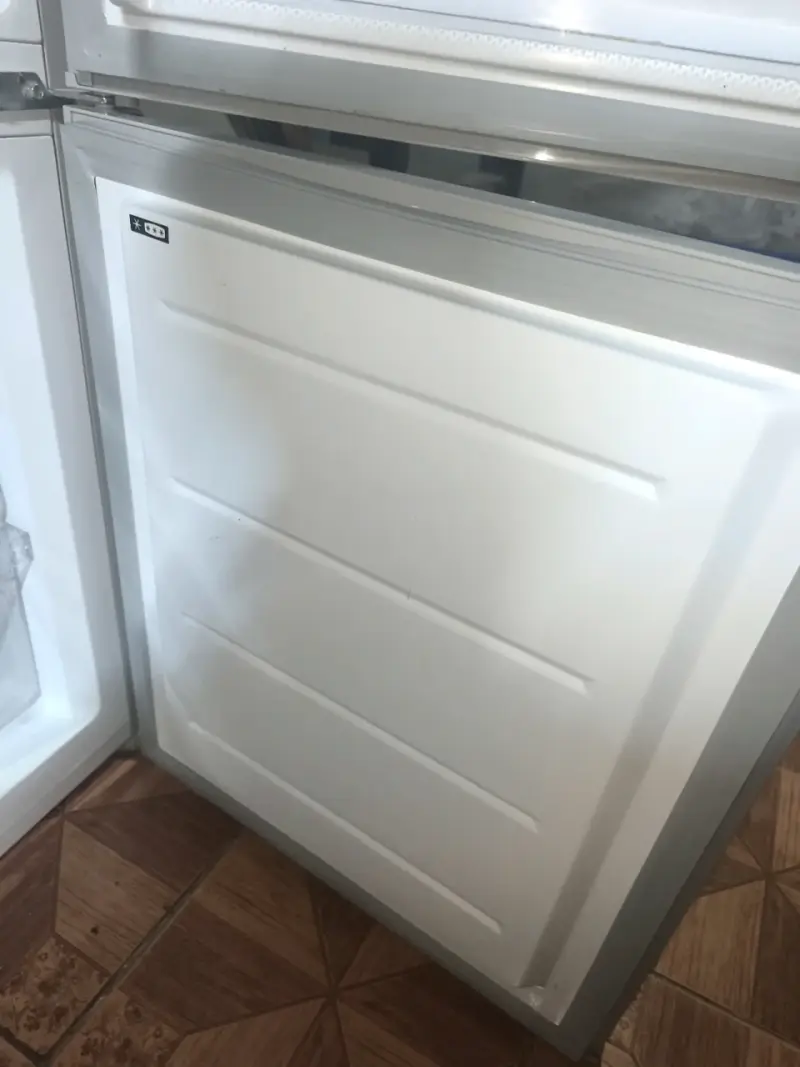 Refrigerador Midea de dos puertas en buen estado - 5