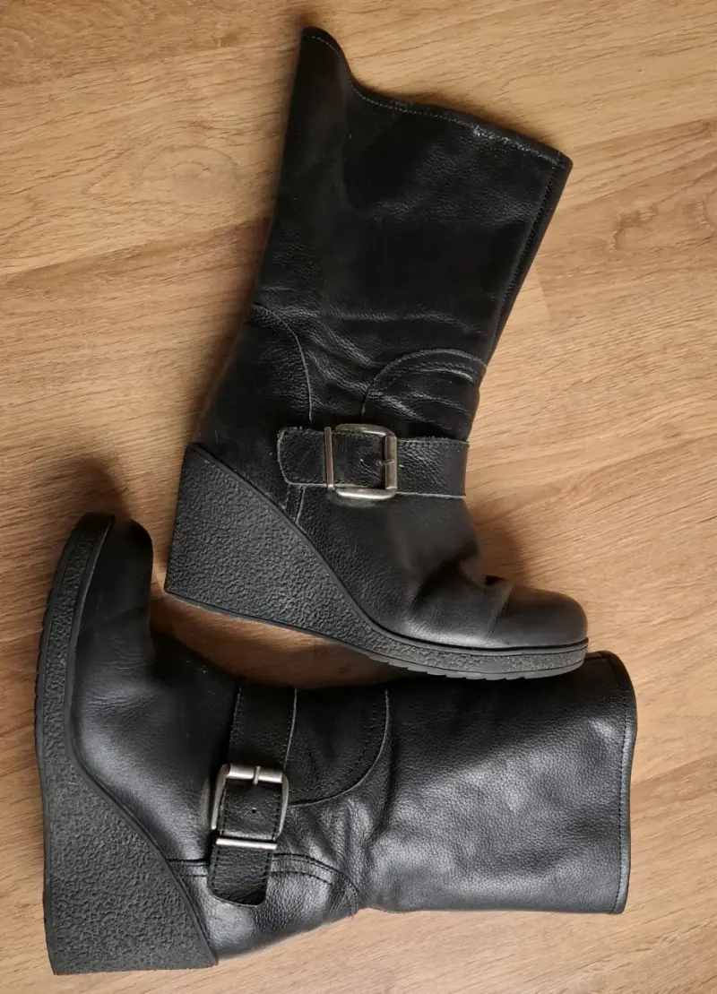 Botas negras de cuero con plataforma y hebilla - 1