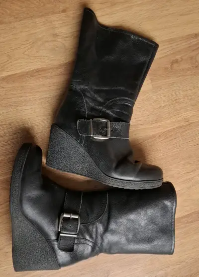 Botas negras de cuero con plataforma y hebilla - miniatura 1