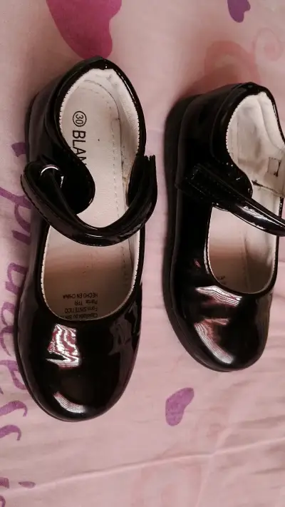 Zapatos de charol negro para niña talla 30 - miniatura 1