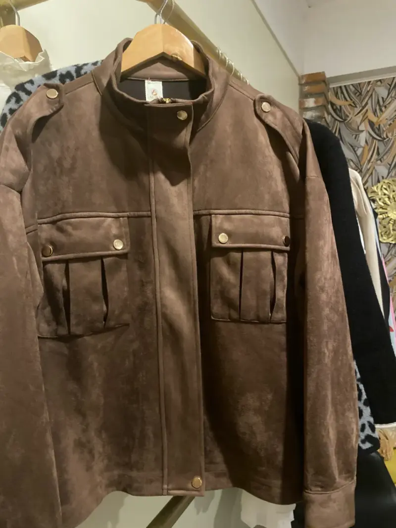 Chaqueta de gamuza marrón con botones dorados - 2
