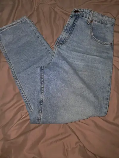 Jeans de mezclilla azul desgastados para mujer - miniatura 1