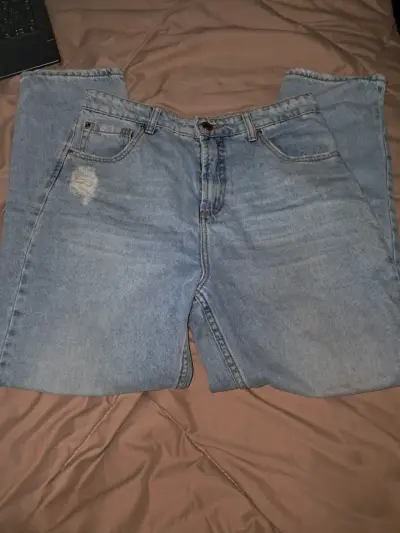 Jeans de mezclilla azul desgastados para mujer - miniatura 2