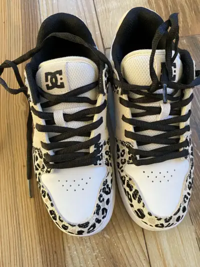 Zapatillas DC Shoes con diseño de leopardo - miniatura 1