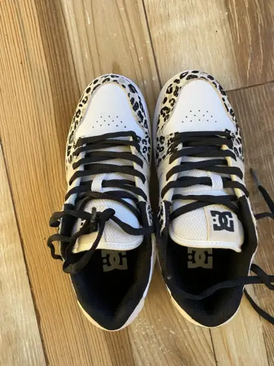 Zapatillas DC Shoes con diseño de leopardo - miniatura 2