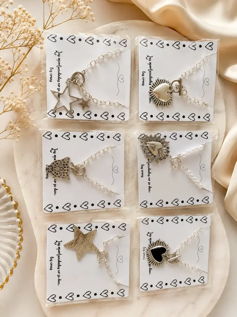 Collares de acero inoxidable con dijes variados