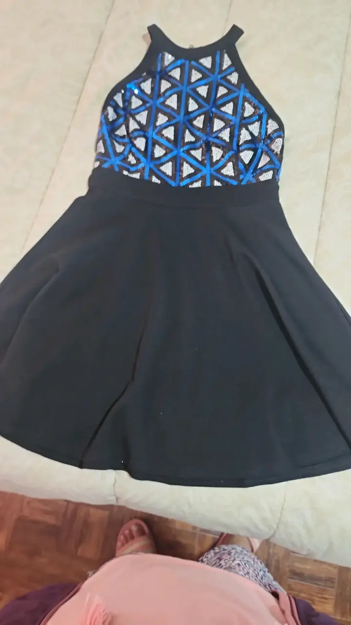 Vestido negro con diseño geométrico en lentejuelas