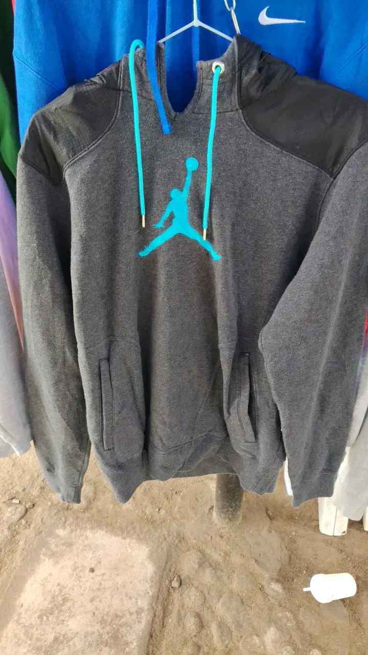 Polerón gris con logo Jumpman