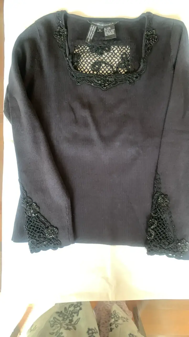 Blusa negra con encaje y detalles bordados