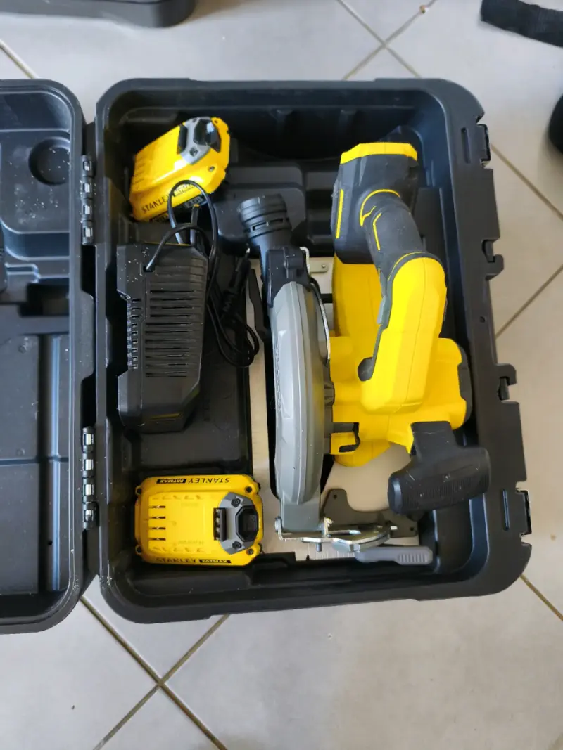 Sierra circular Stanley V20 con2 baterías y cargad - 1