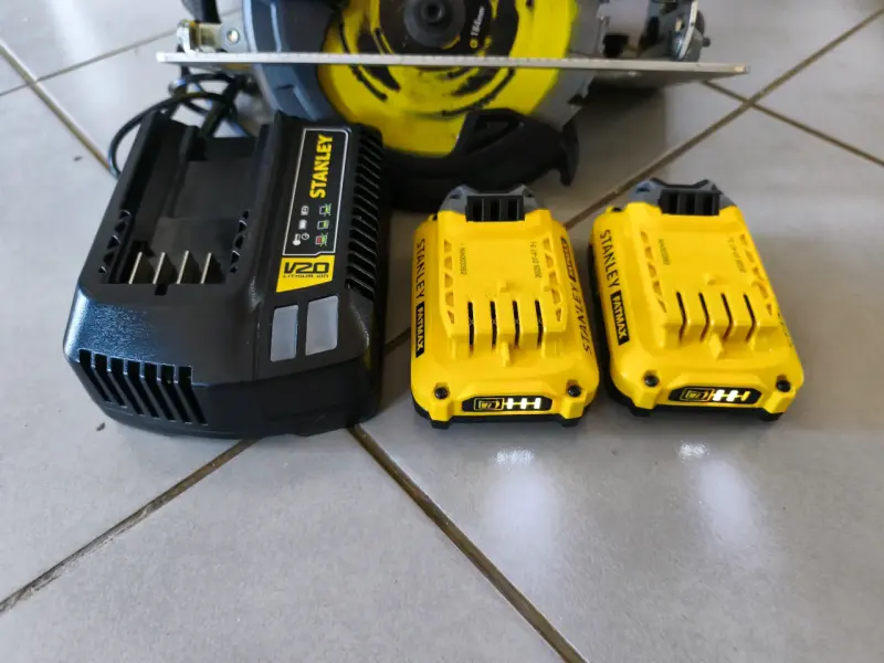 Sierra circular Stanley V20 con2 baterías y cargad - 2