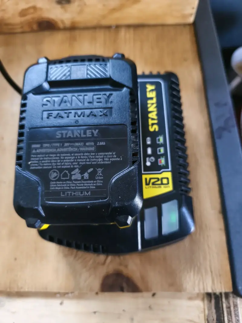 Sierra circular Stanley V20 con2 baterías y cargad - 4