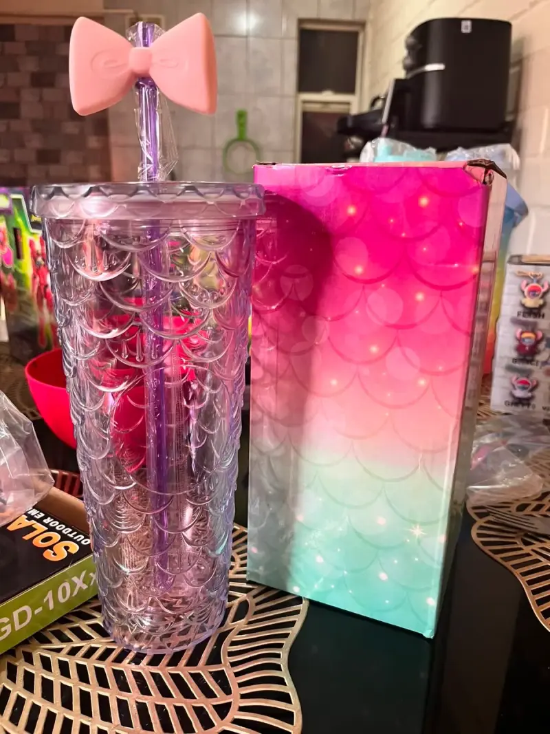 Vaso térmico con diseño de escamas y tapa de lazo