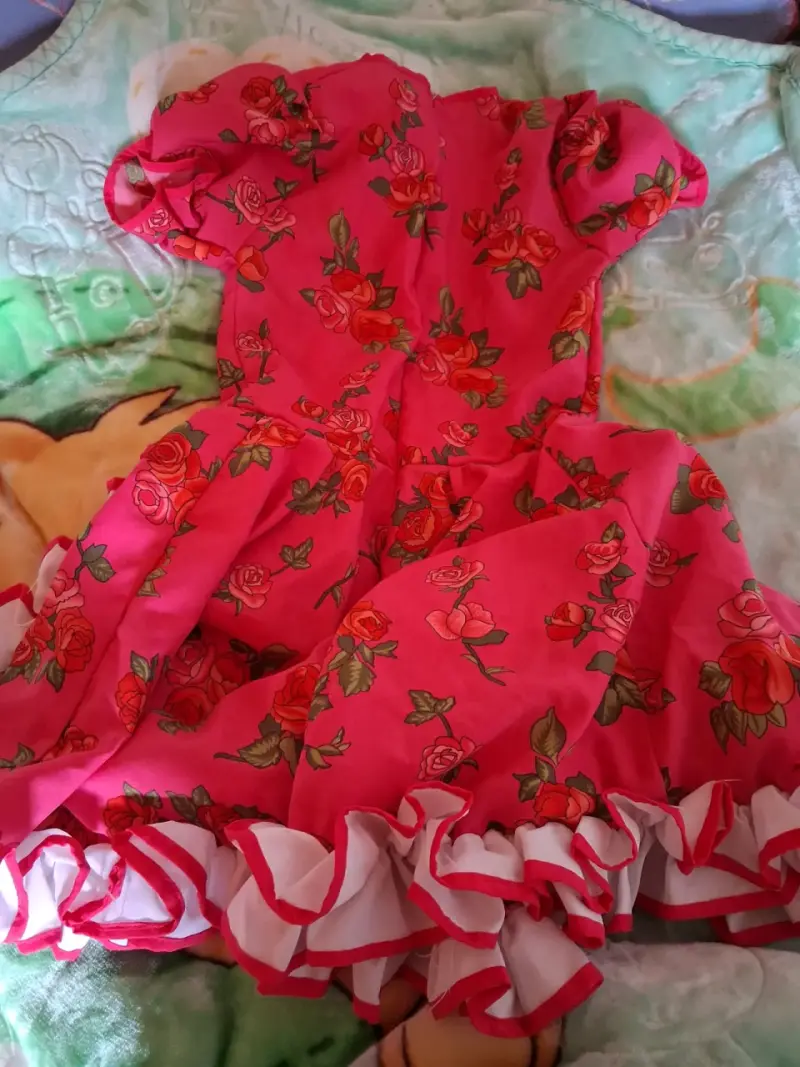 Vestido de niña con estampado floral y volantes - 1