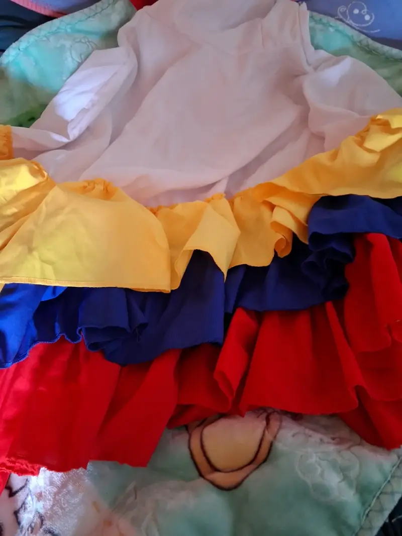 Vestido de niña con estampado floral y volantes - 2