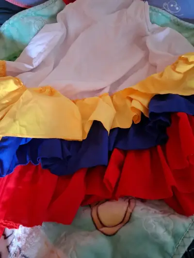 Vestido de niña con estampado floral y volantes - miniatura 2