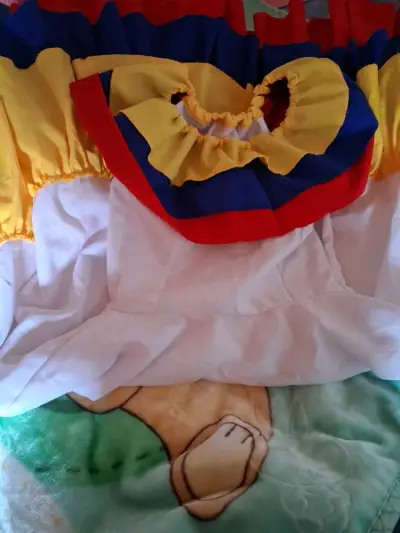 Vestido de niña con estampado floral y volantes - miniatura 3