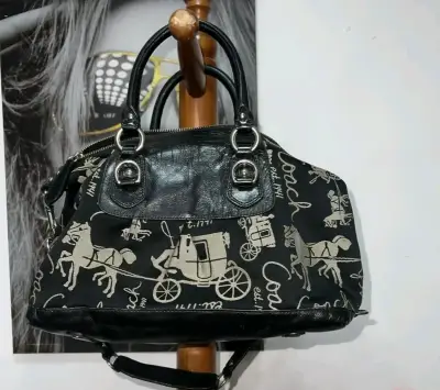 Bolso Coach negro con diseño de carruajes - miniatura 1