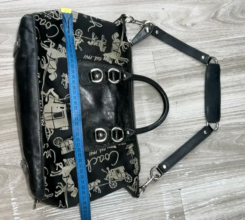 Bolso Coach negro con diseño de carruajes - 2