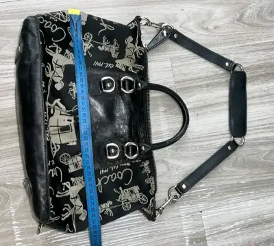 Bolso Coach negro con diseño de carruajes - miniatura 2