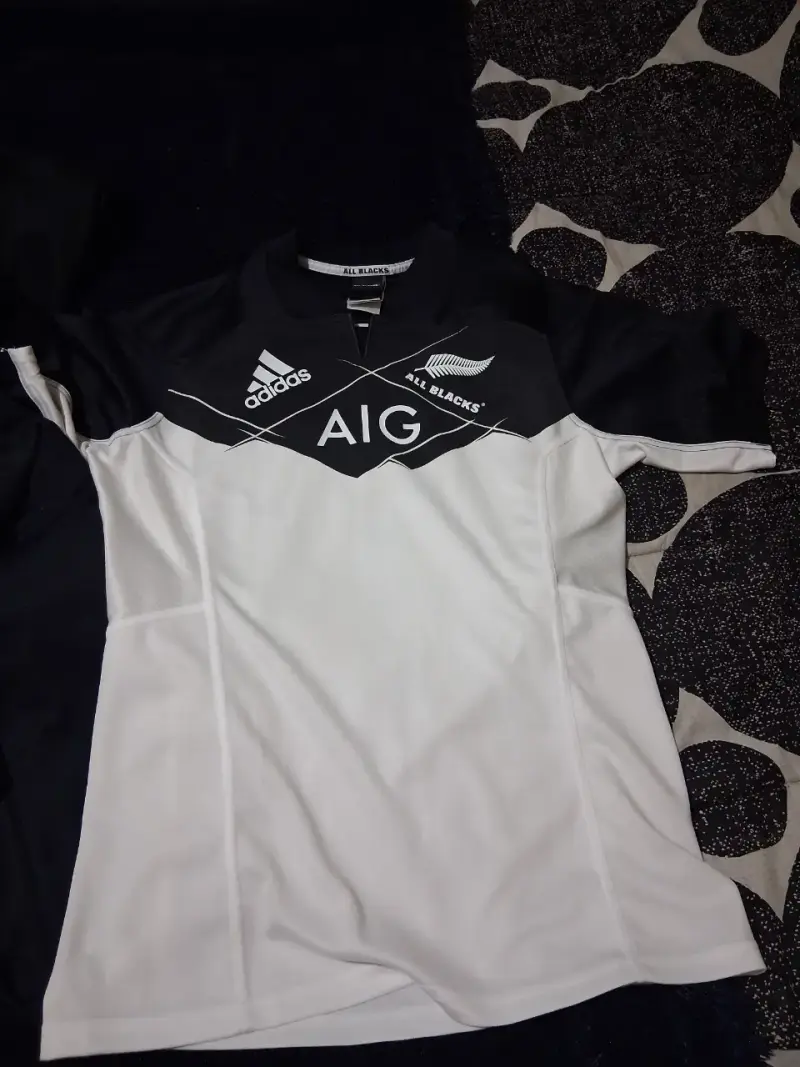 Camiseta Adidas All Blacks AIG blanca y negra