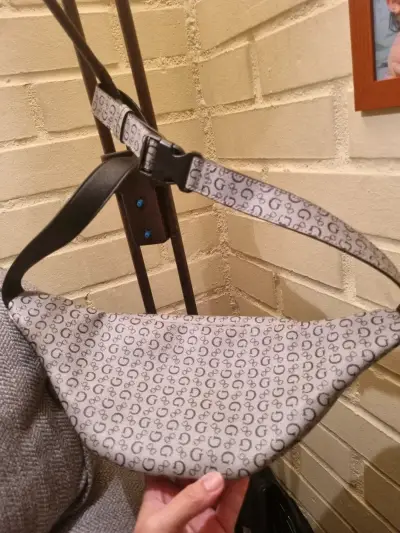 Riñonera Guess con estampado monograma - miniatura 2