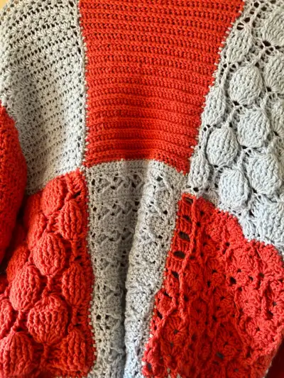 Suéter de crochet  hecho a mano - miniatura 3