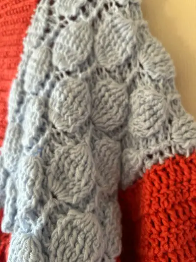 Suéter de crochet  hecho a mano - miniatura 4