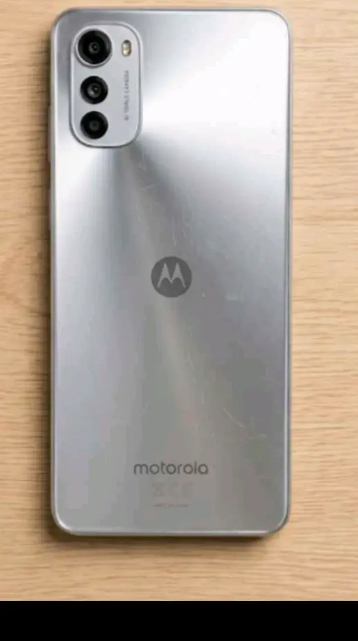 Smartphone Motorola con pantalla dañada - 1