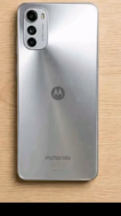 Smartphone Motorola con pantalla dañada - miniatura 1