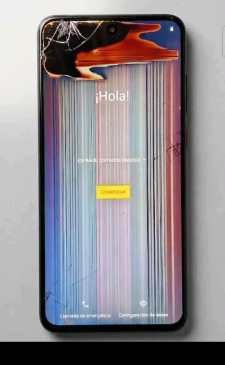 Smartphone Motorola con pantalla dañada - 2