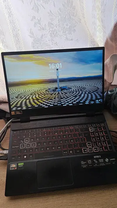 Laptop Acer Nitro 5 con teclado retroiluminado - miniatura 4
