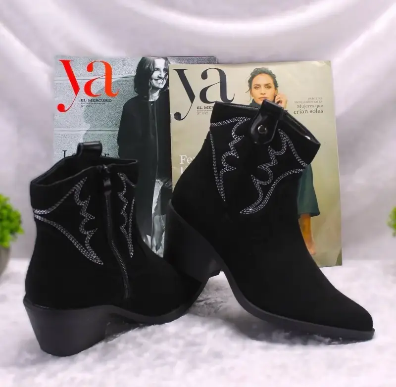 Botines negros de gamuza con diseño bordado