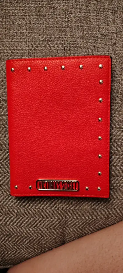 Portapasaporte rojo Victoria's Secret con tachas - miniatura 1