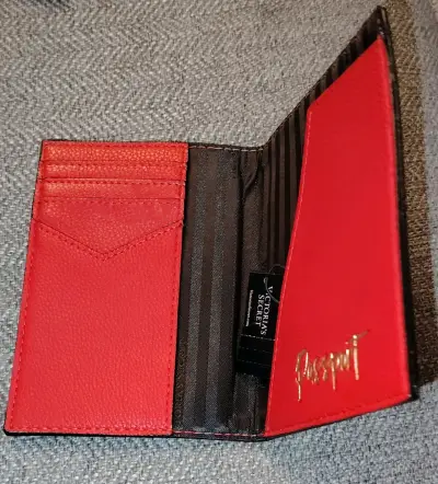 Portapasaporte rojo Victoria's Secret con tachas - miniatura 2