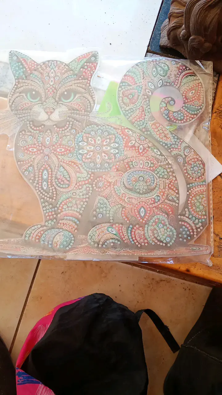 Decoración de pared en forma de gato con diseño mandala