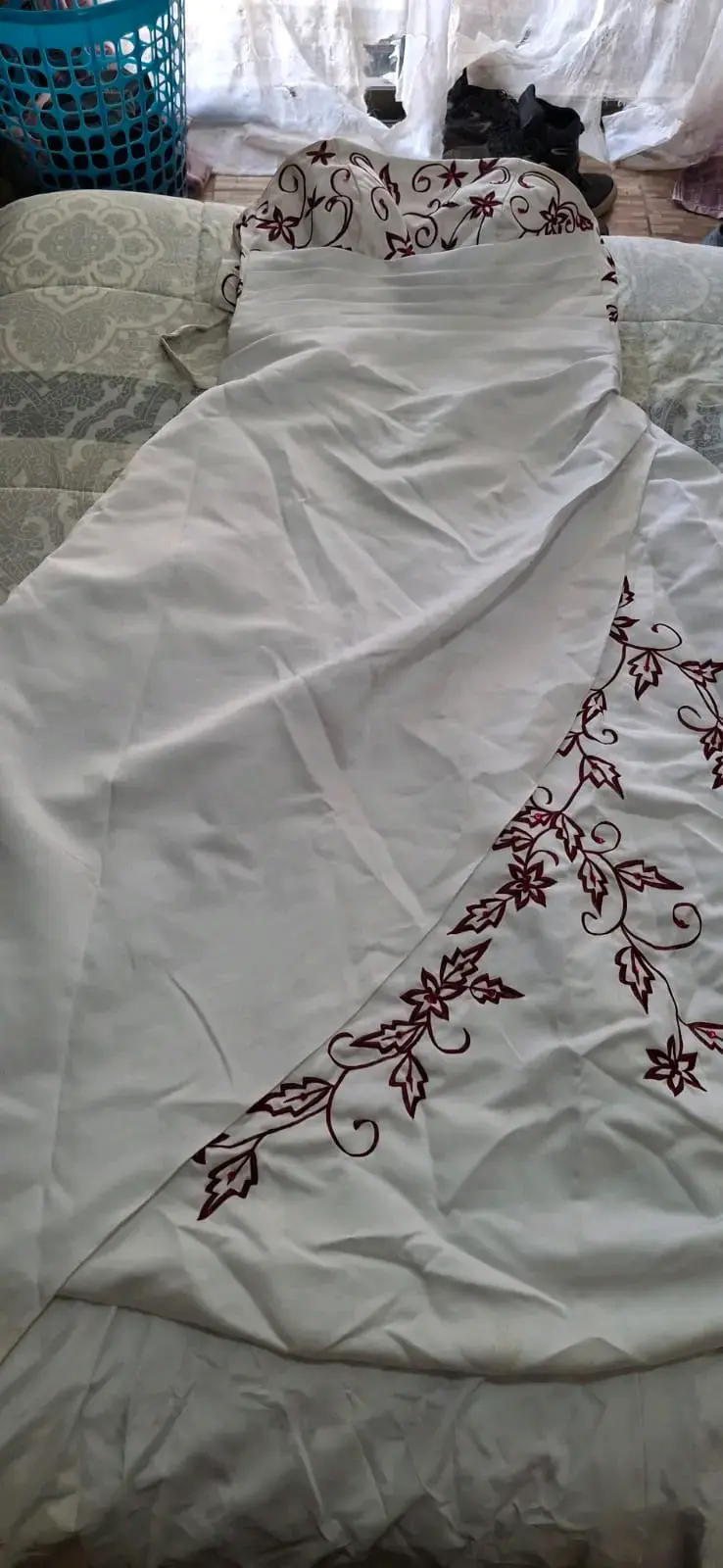 Vestido de Novia blanco con bordado floral rojo - 2
