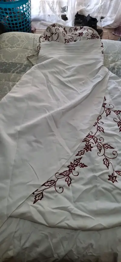 Vestido de Novia blanco con bordado floral rojo - miniatura 2