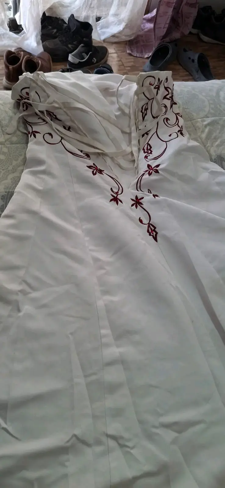 Vestido de Novia blanco con bordado floral rojo - 3