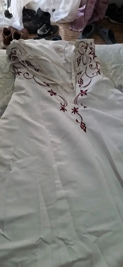 Vestido de Novia blanco con bordado floral rojo - miniatura 3