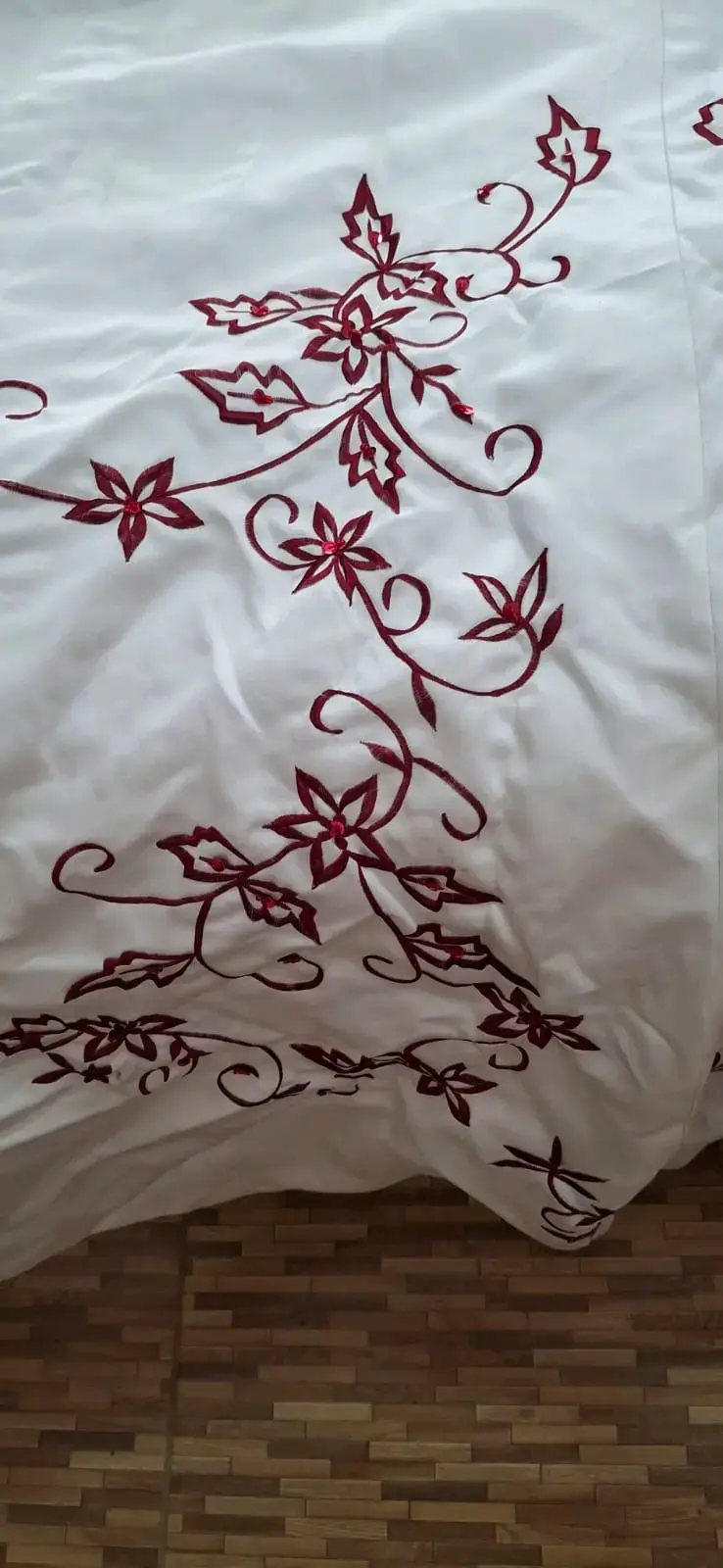 Vestido de Novia blanco con bordado floral rojo - 4