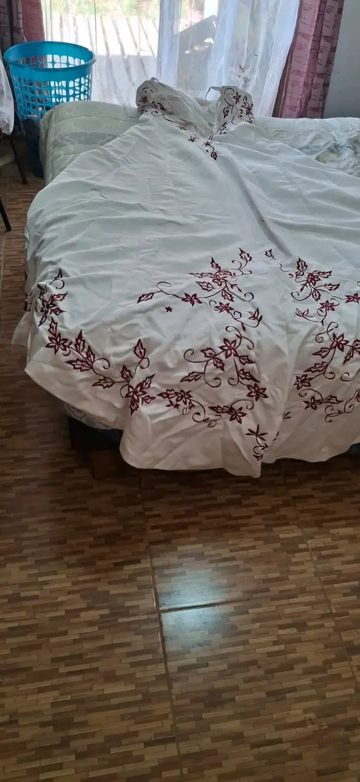 Vestido de Novia blanco con bordado floral rojo - 5