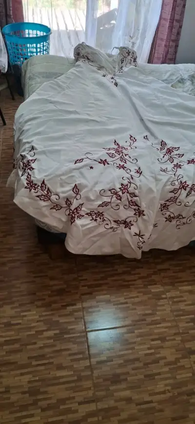 Vestido de Novia blanco con bordado floral rojo - miniatura 5