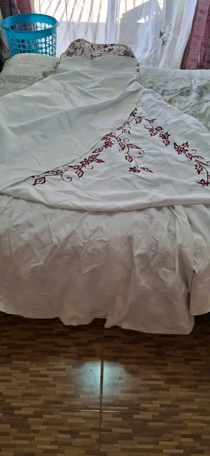 Vestido de Novia blanco con bordado floral rojo - 6